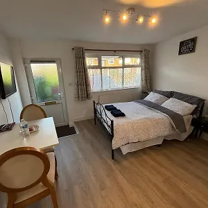 Apartment Modern & Cozy Gem - 10min To Center - Parking